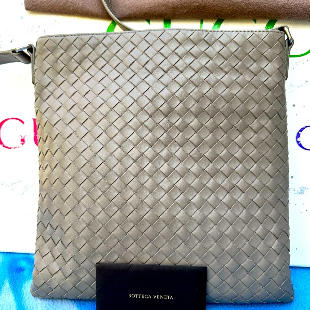 BOTTEGA VENETA Leather Intracciato Crossbody Crossbody Bag 🔥🔥🔥
